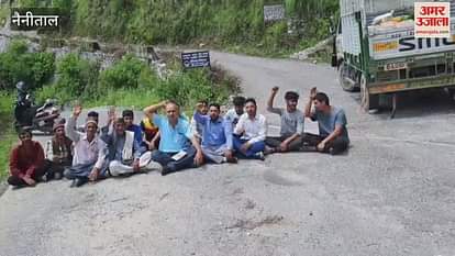 Villagers sit on dharna for bad road in bhimtal