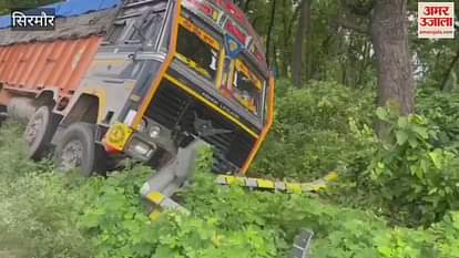 Sirmour Truck crashes in Dhaula Kuan driver suffers minor injuries