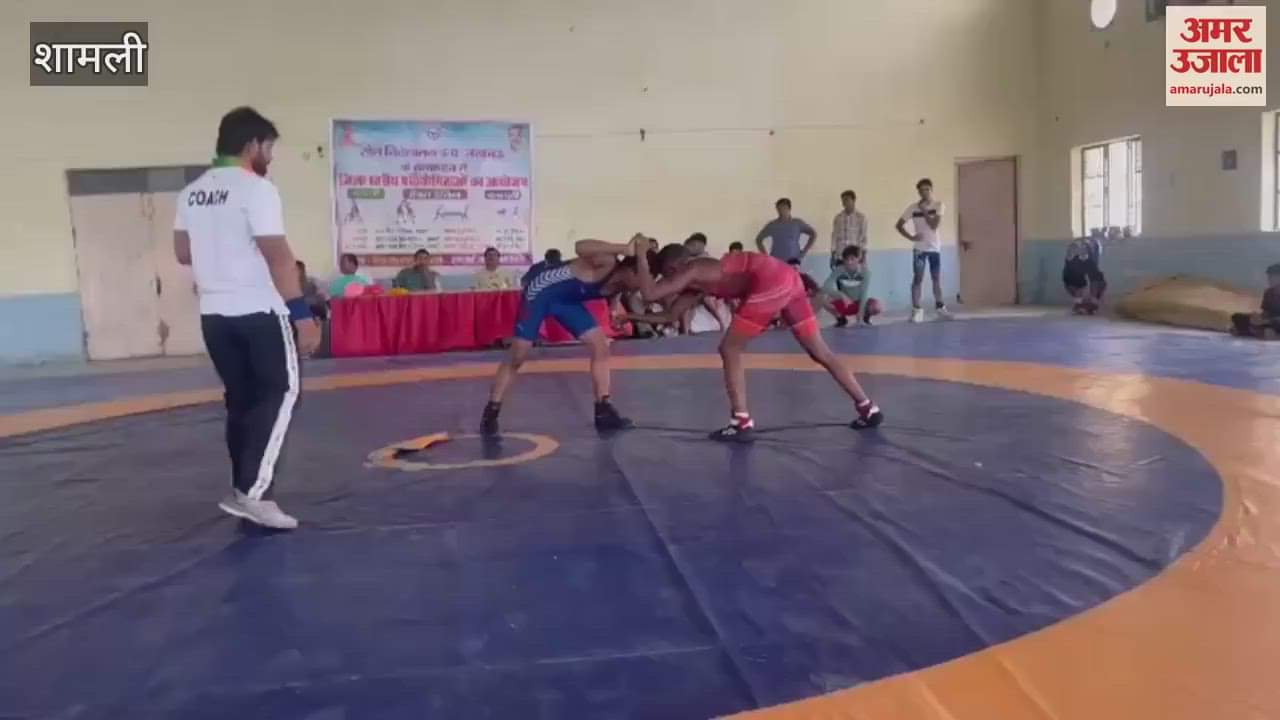 Women: Wrestlers showed tricks