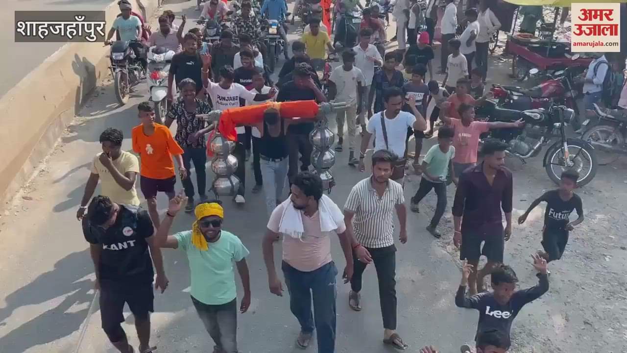 Shiv devotees brought 71 liters of Ganga water in Kanwad and performed Jalabhishek of Mahadev