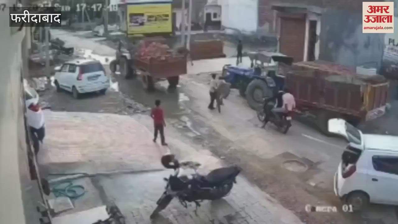 Two bulls collided with bike in Faridabad
