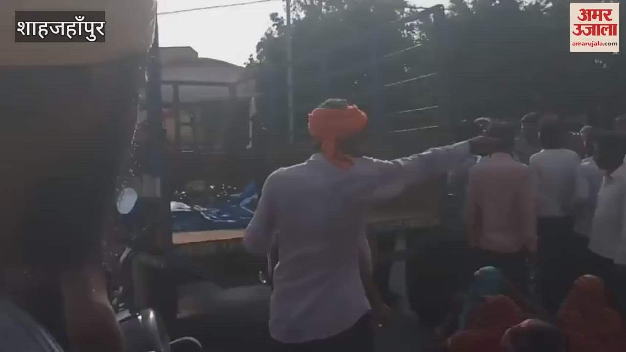 Family members got angry for not filing case under murder section in shahjahanpur