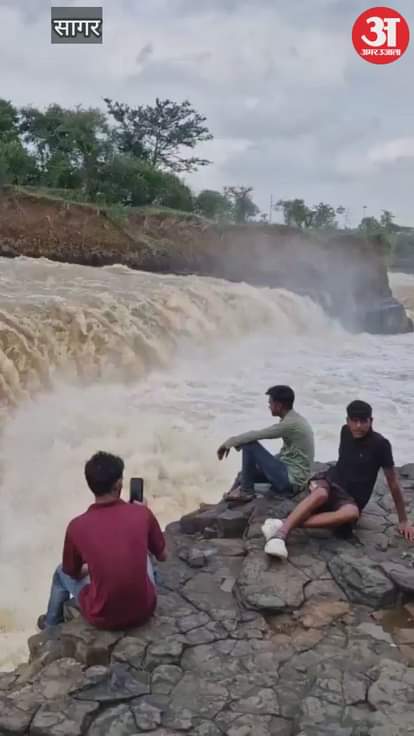 Inviting danger in pursuit of selfie: People reaching to see the overflowing dam