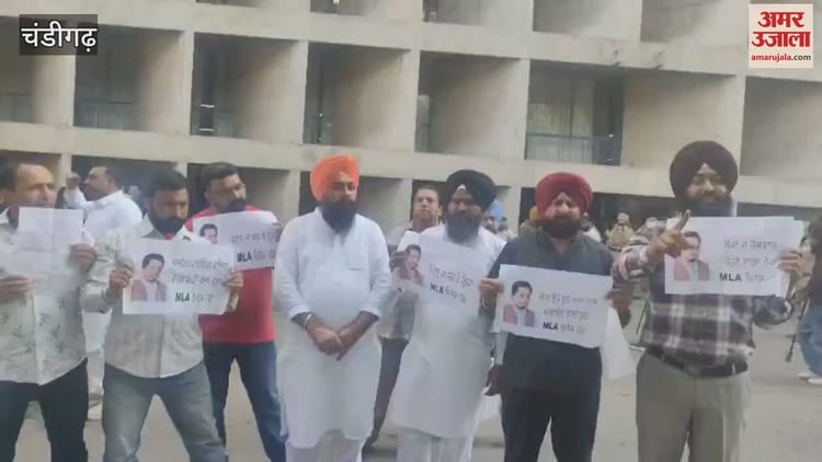 Expelled Former Aap Mla Amarjit Sandoa Protests Outside Punjab Assembly – Amar Ujala Hindi News Live