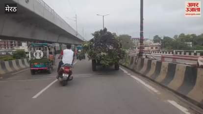 Meerut: Garbage Falls from Uncovered Municipal Truck on Kanwar Route, Violating Safety Norms