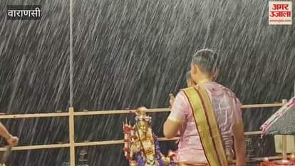 Devotees took part in Aarti while getting drenched in Ganga river