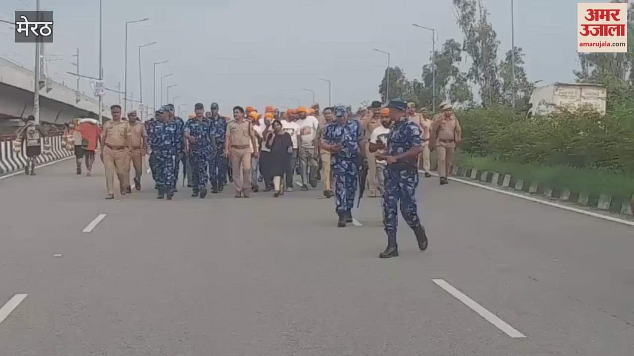 Meerut: Flag march taken out on the highway in Modipuram