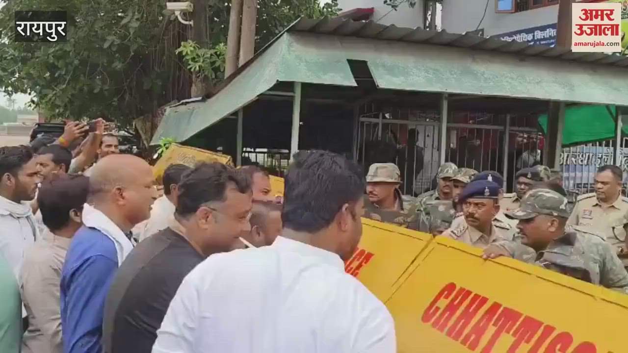 ED raid Baghel house and angry supporters demolished barricades