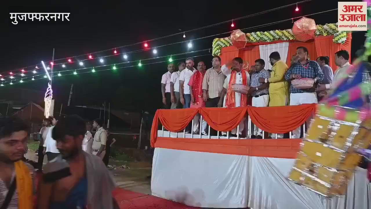 Muzaffarnagar: Flowers showered on Kanwariyas as soon as they entered Uttar Pradesh from Bhuraheri.