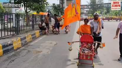 couple with their 3-year-old son is carrying Kanwar for seventh time In Ghaziabad