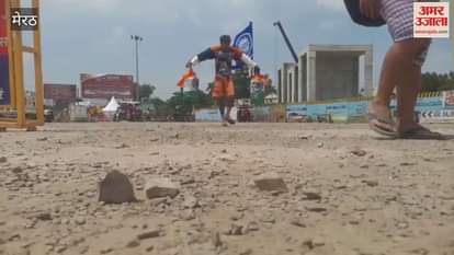 Meerut: Kanwariyas passing through broken road