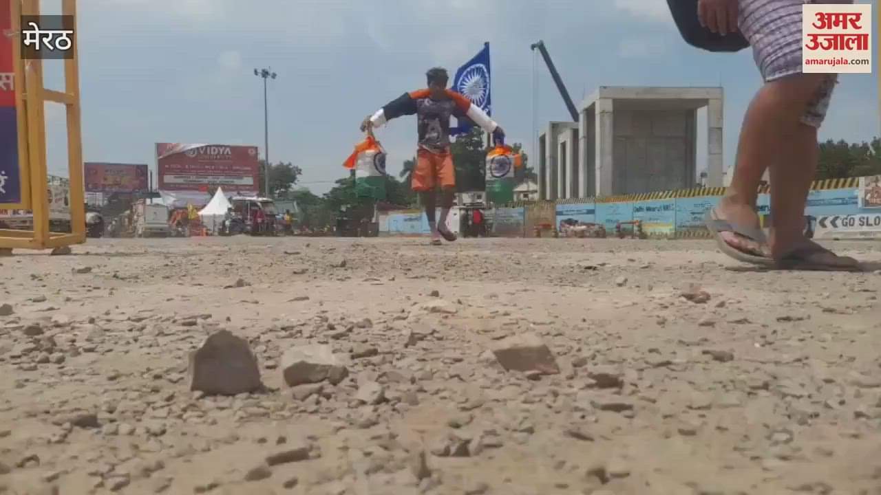 Meerut: Kanwariyas passing through broken road