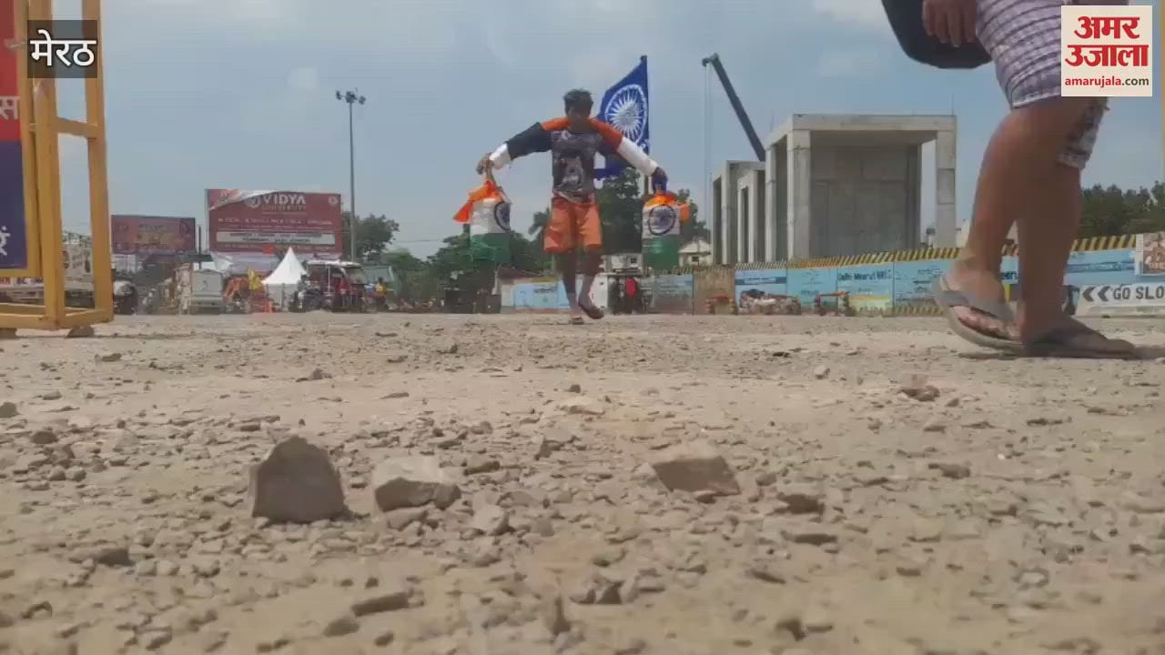 Meerut: Kanwariyas passing through broken road
