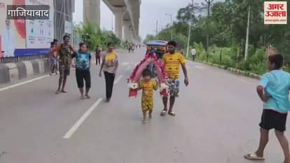 old innocent girl from Delhi is bringing Kawad from Haridwar