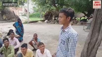 villagers Opposed merger of schools in Shahjahanpur