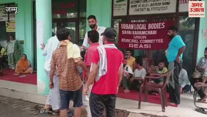 Sanitation workers are on strike, Reasi city has become a garbage dump