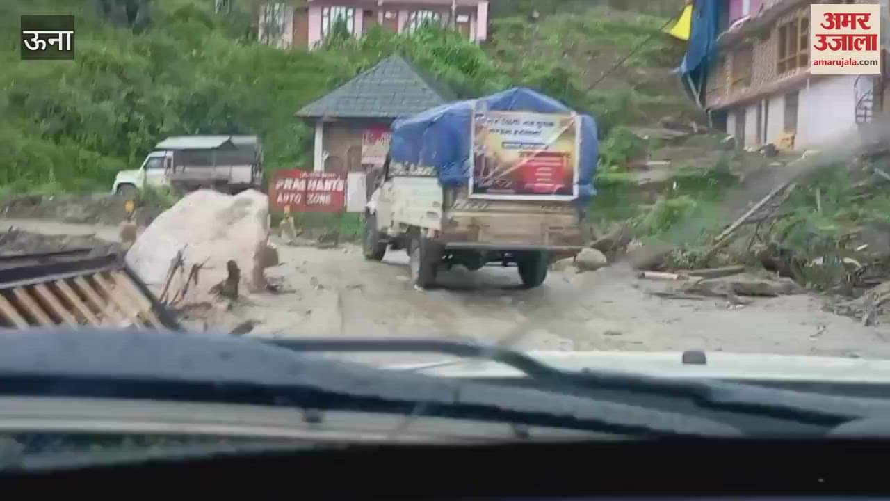 Una youth group of Bangana Solhasinghi Dhar Hatwana distributed relief material to the victims of the disaster in Mandi