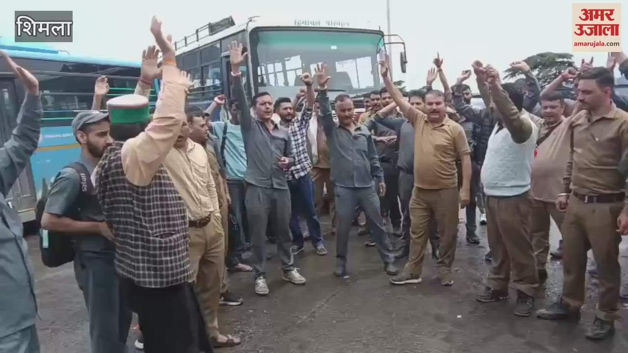 Shimla Driver union protested at the old bus stand for not fulfilling their demands