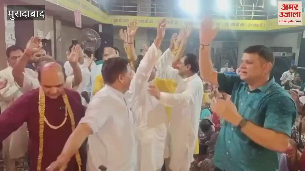 Devotees danced to the tune of bhajans, Shri Radha Madhav Sankirtan Mandal organized the program