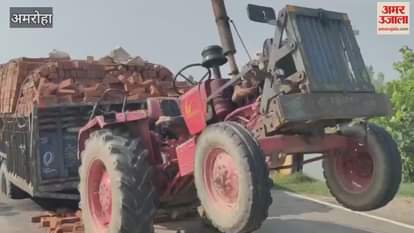 concrete bridge was crossed, the tractor trolley loaded with bricks got stuck in the road, the case is from Chakanwala front