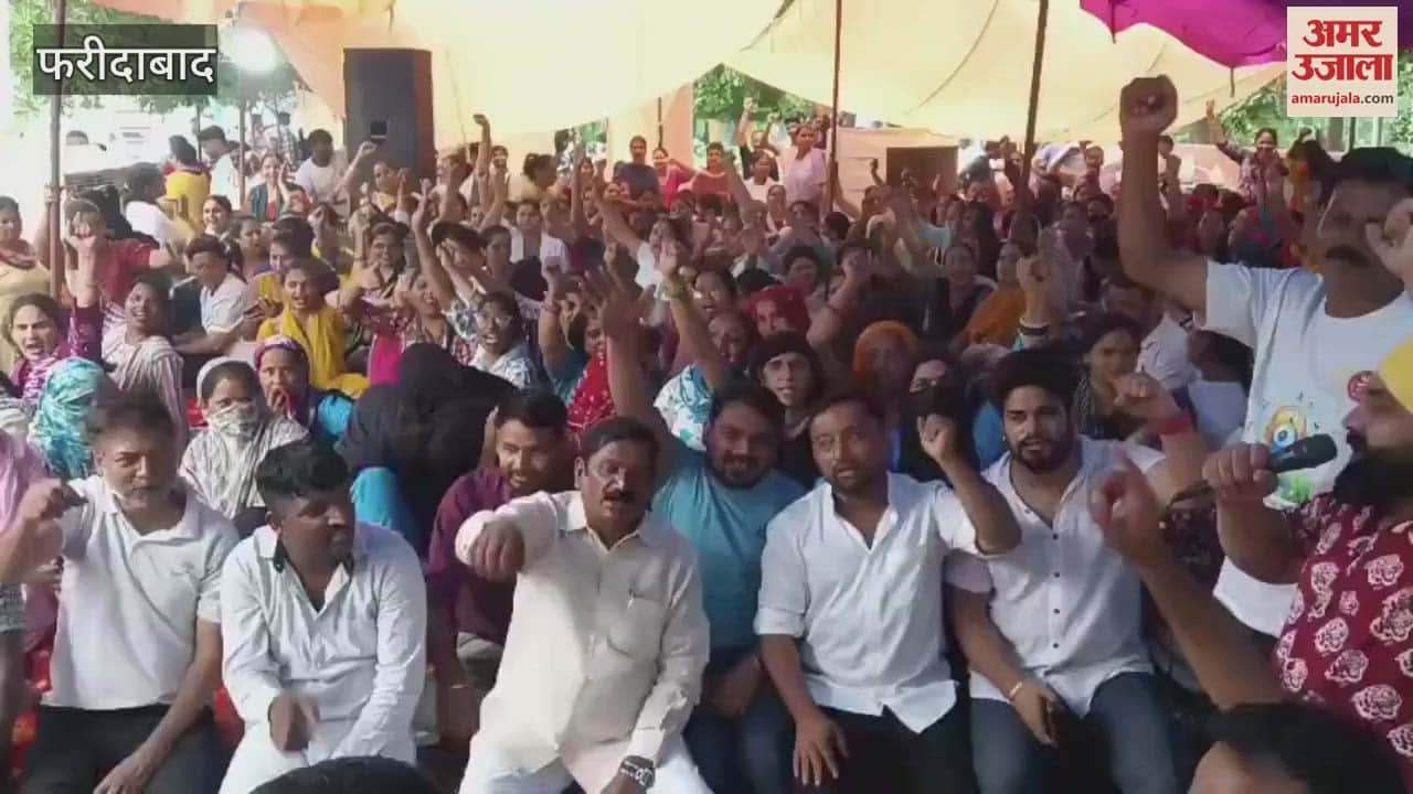 Nursing staff sitting on strike outside the hospital in Faridabad