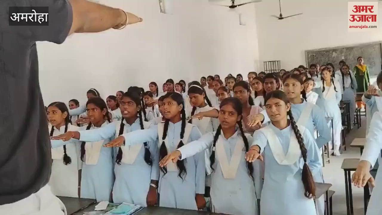 Anshi Chaudhary and Nishu got first place in painting competition on Ganga conservation