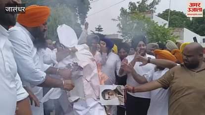 Akali Dal burnt an effigy outside the Congress office in Jalandhar