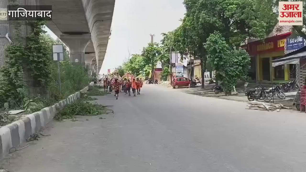 Kavadias coming out from Delhi-Meerut road in Muradnagar