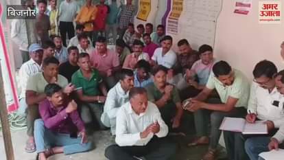 Bijnor: Contract workers of the electricity department demonstrated in Dhampur over various demands