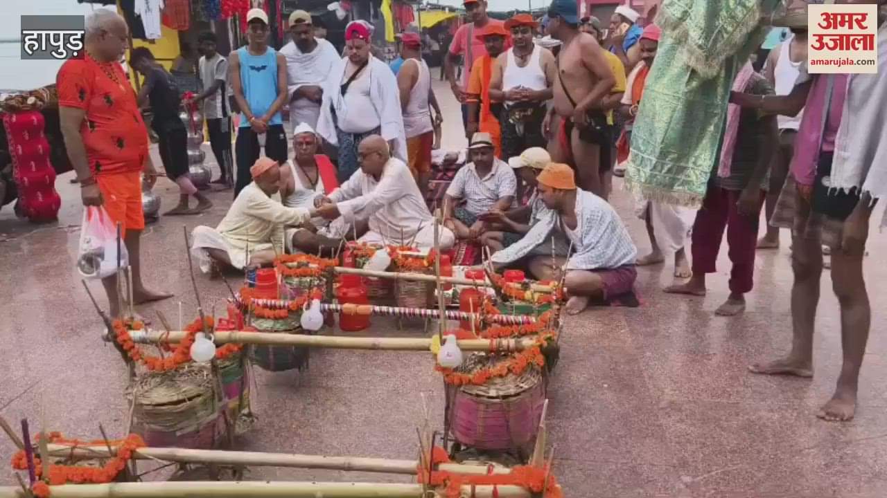 Bhole of Aligarh is bringing his mother in a Kanwar to Hapur