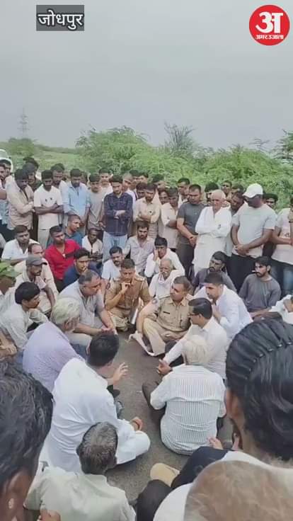 Jodhpur: Fighting bulls on the road took the life of a woman, police jeep also got hit, three soldiers injured
