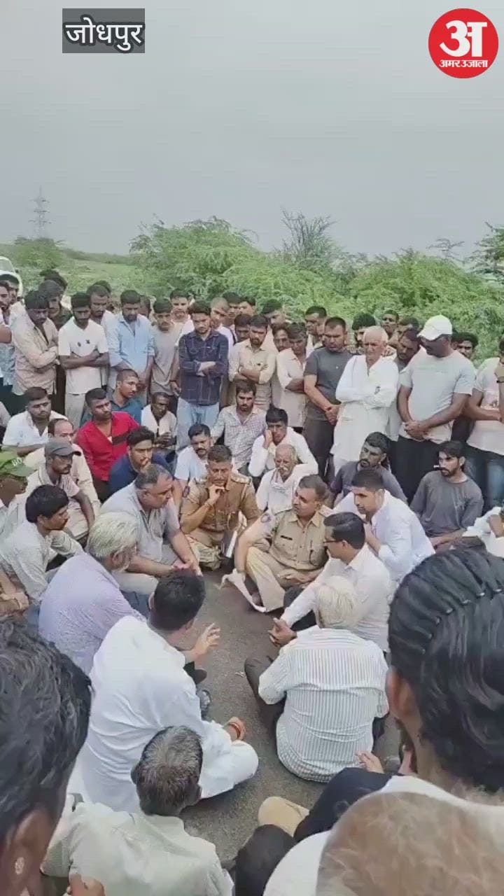 Jodhpur: Fighting bulls on the road took the life of a woman, police jeep also got hit, three soldiers injured