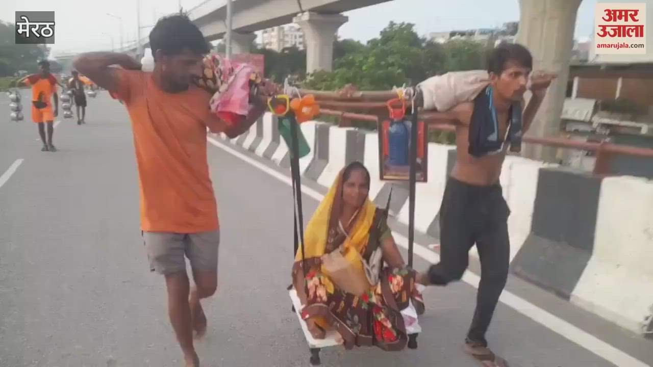 Meerut: Bringing water to mother by making her sit in Kanwar