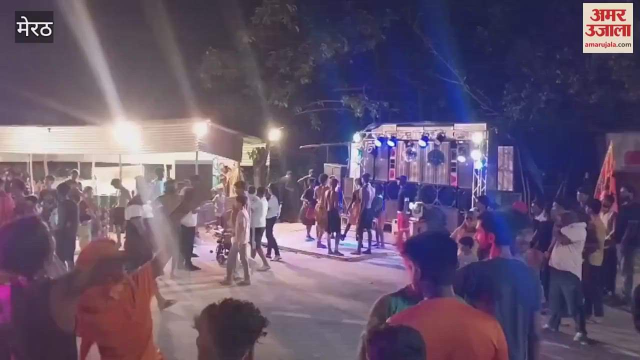 Meerut: Competition between DJs on the highway