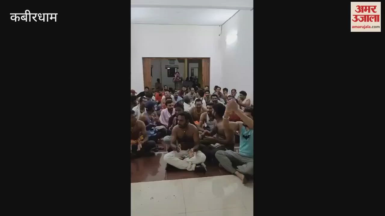 Workers sat on strike throughout night at cooperative sugar factory in Pandaria Kabirdham