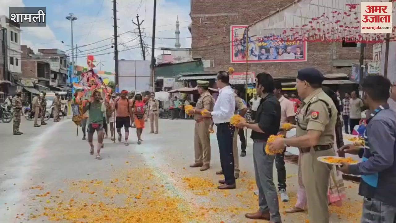 DM-SP showered flowers on Shiva devotees and distributed fruits and cold drinks