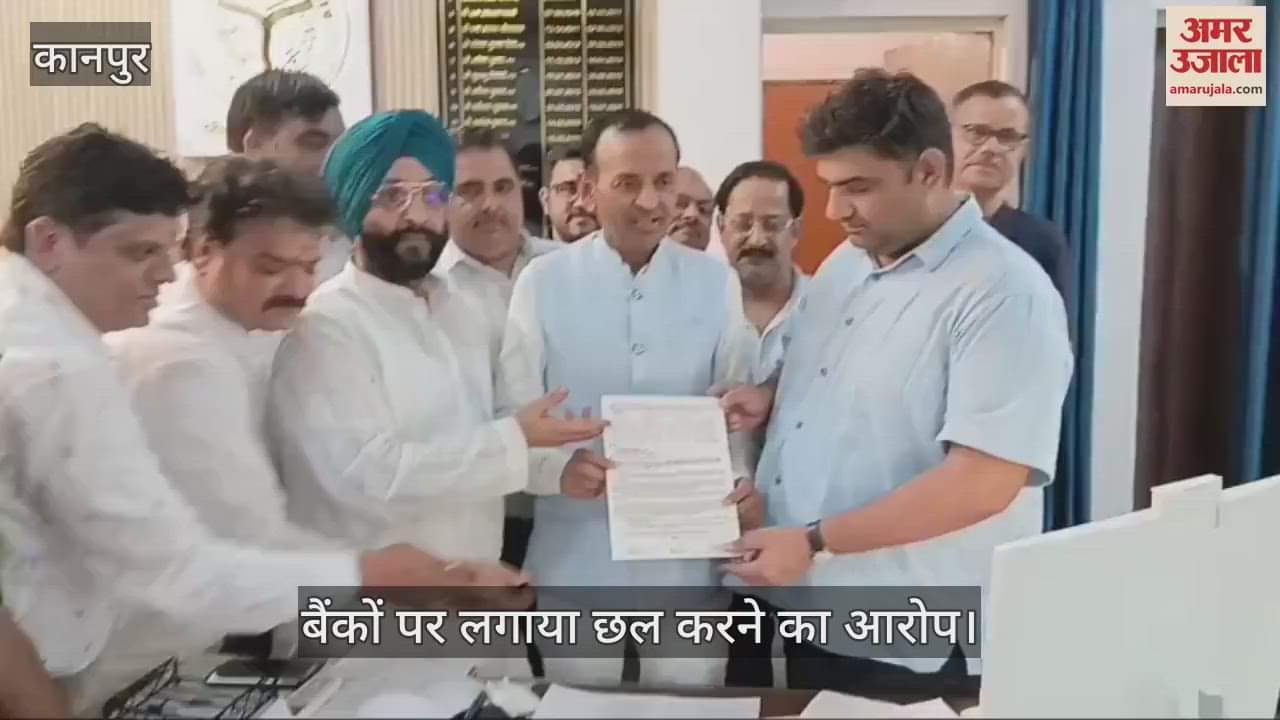 कानपुर में अग्निकांड पीड़ित व्यापारियों ने उपायुक्त उद्योग को सौंपा ज्ञापन