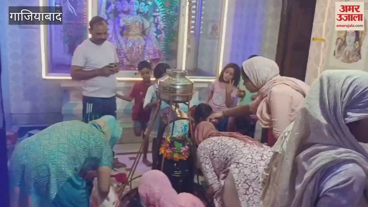 Women were seen performing Jalabhishek in Loni Shiv temple