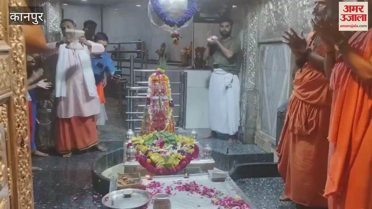 On the second Monday of Sawan, devotees performed the Maha Aarti of Baba in Paramat temple