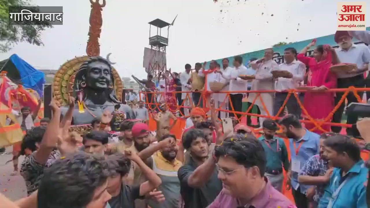 Municipal commissioner & councillors showering flowers on Shiva devotees at Meerut Road
