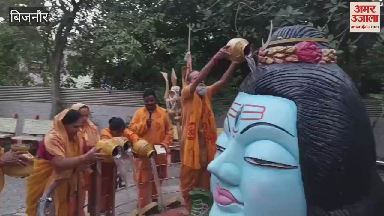 Bijnor: Shiva devotees are reaching the Shiva temple to perform Jalabhishek of Lord Shiva