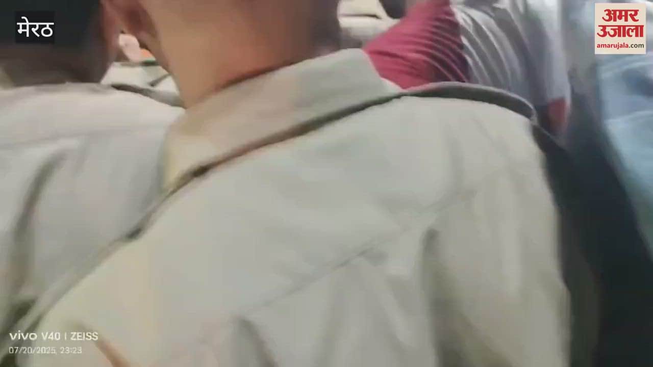 Meerut: Ruckus at Tank Square, Kanwariyas clash with police personnel over the height of Kanwar