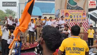 DCP and other police officers were seen showering flowers on Kanwariyas in Mohan Nagar
