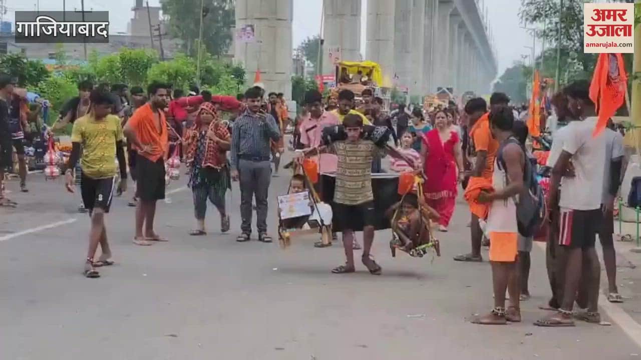 Devendra from Delhi is bringing both the brothers-in-law from Haridwar in a Kanwad