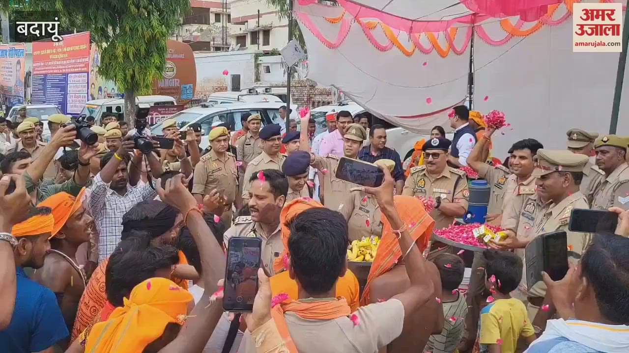 commissioner showered flowers on the Kanwariyas in budaun