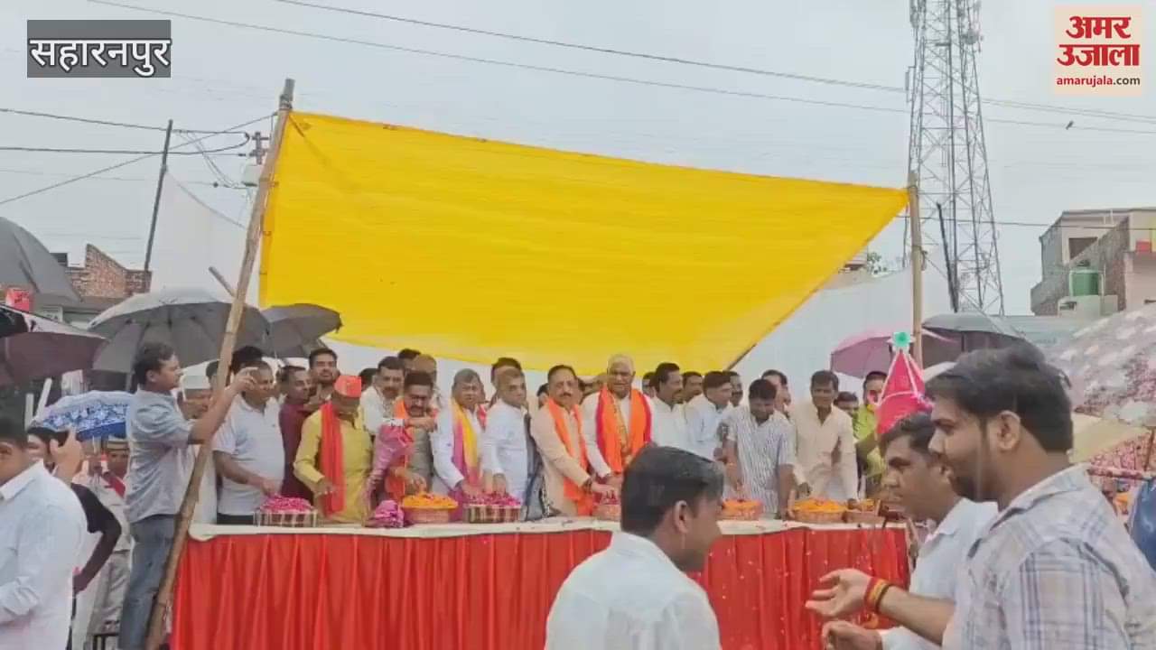 Saharanpur: State minister welcomed the Kavadias by showering flowers on them