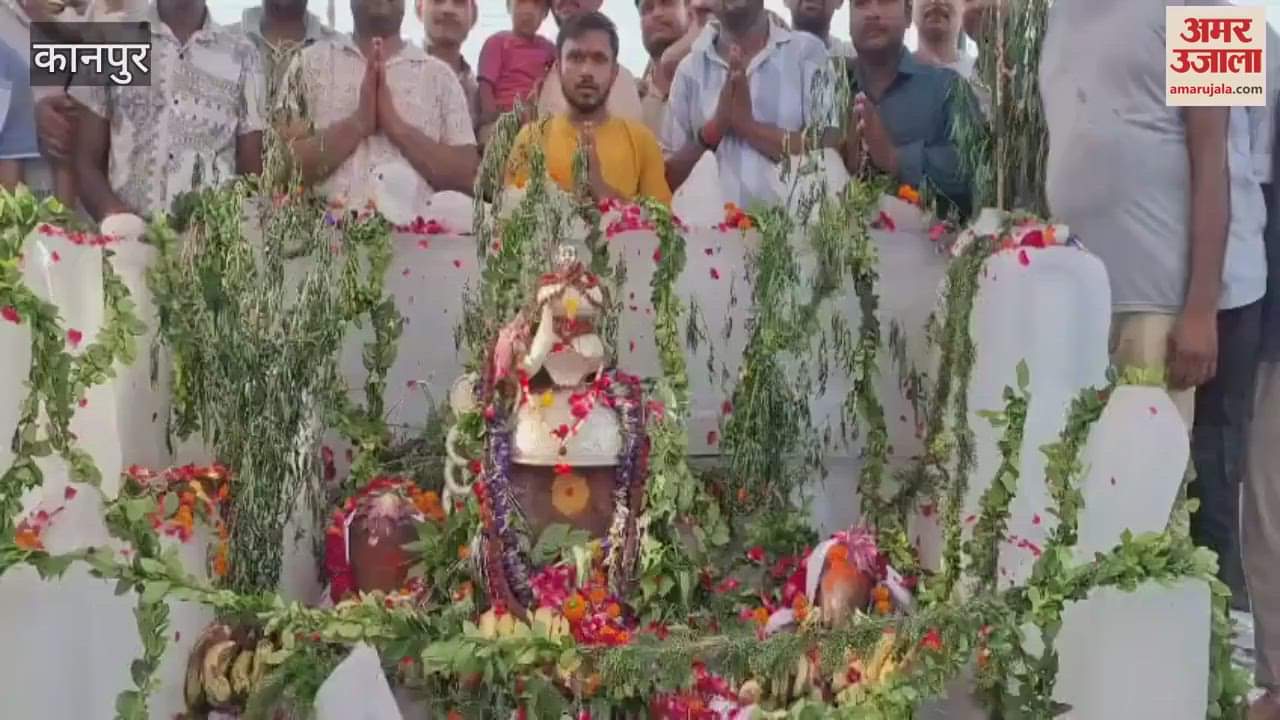 idols were decorated with ice in the ancient Jharkhandeshwar Dham