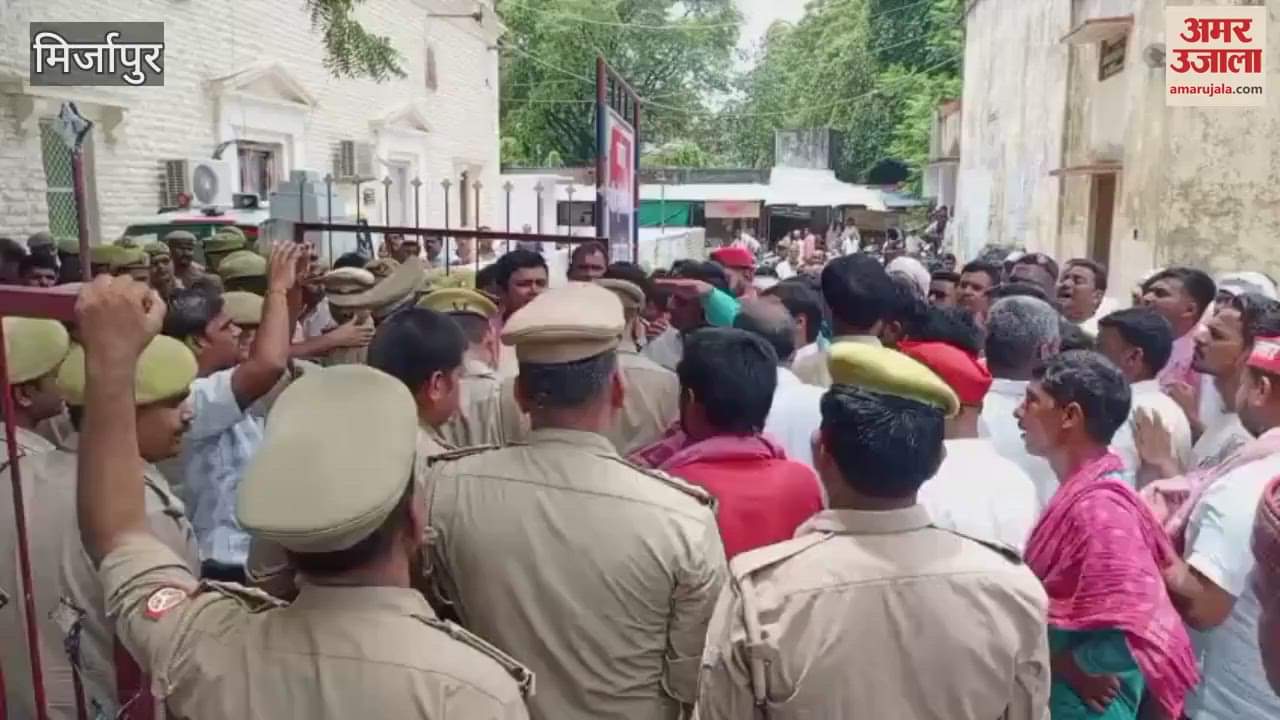 samajwadi party workers got angry after beating of worker protested at SSP office in mirzapur
