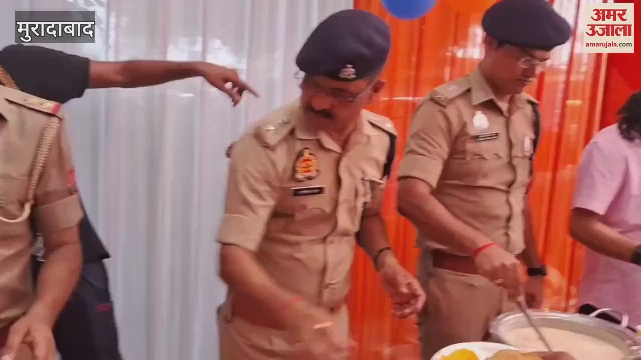 Police organized a bhandaara to welcome the Kanwariyas in Moradabad, SSP and SP City were present