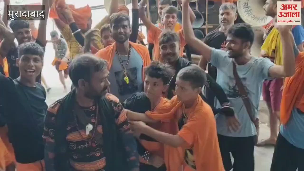 Kanwariyas danced in joy on Railway Station Road, left for Bareilly with Gangajal
